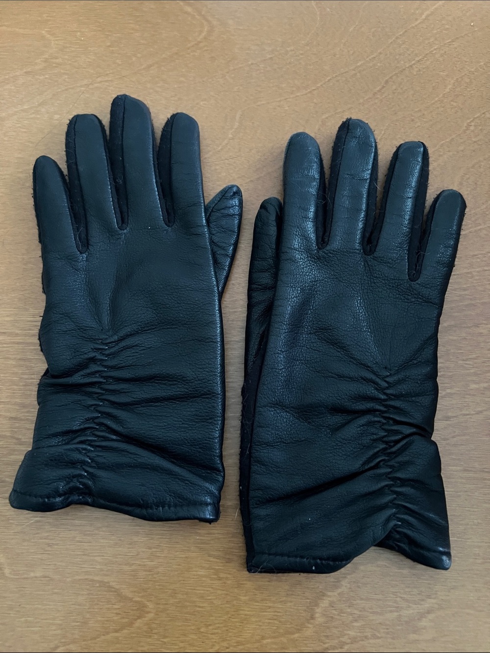 Women’s  Black Leather Gloves — Sleek Everyday Comfort
